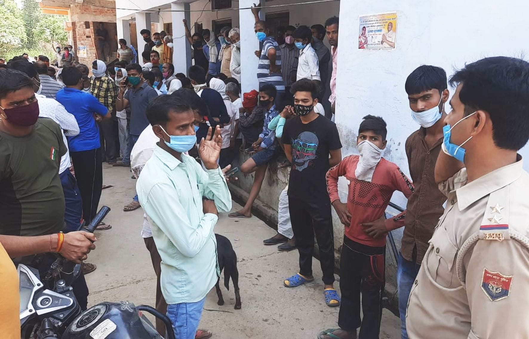 -रामनगर में युवती की मौत के बाद मौके पर जमा भीड़ औश्र पुलिस