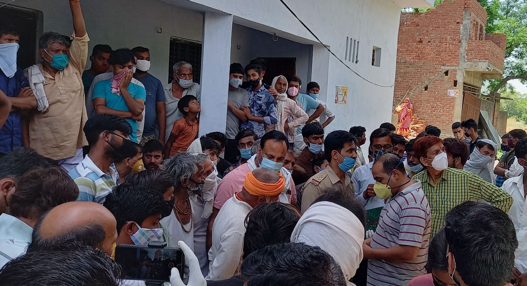 रामनगर में युवती की मौत के बाद मौके पर जमा भीड़ औश्र पुलिस