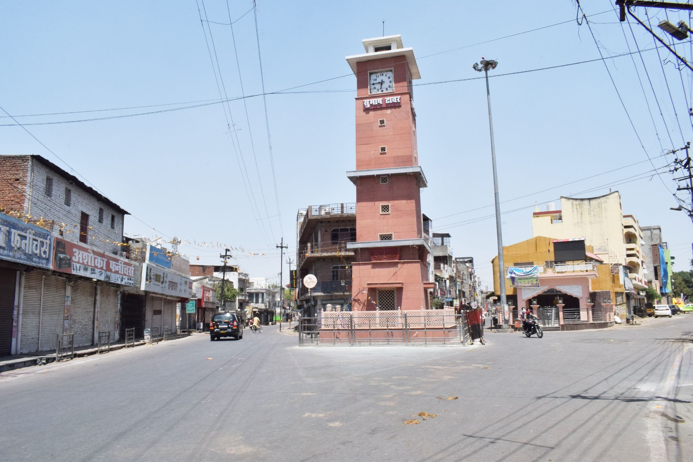 शाहजहांपुर में रविवार को साप्ताहिक बंदी के दौरान घंटाघर चौराहे पर पसरा सन्नाटा । संवाद