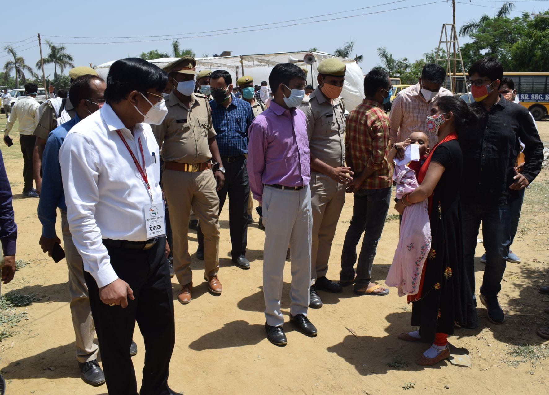 डॉ. किरन सौजिया डिग्री कॉलेज में निरीक्षण के दौरान प्रेक्षक अशोक कुमार यादव से बात करती महिला कार डॉ. किरन सौजिया डिग्री कॉलेज में निरीक्षण के दौरान प्रेक्षक अशोक कुमार यादव से बात करती महिला कार