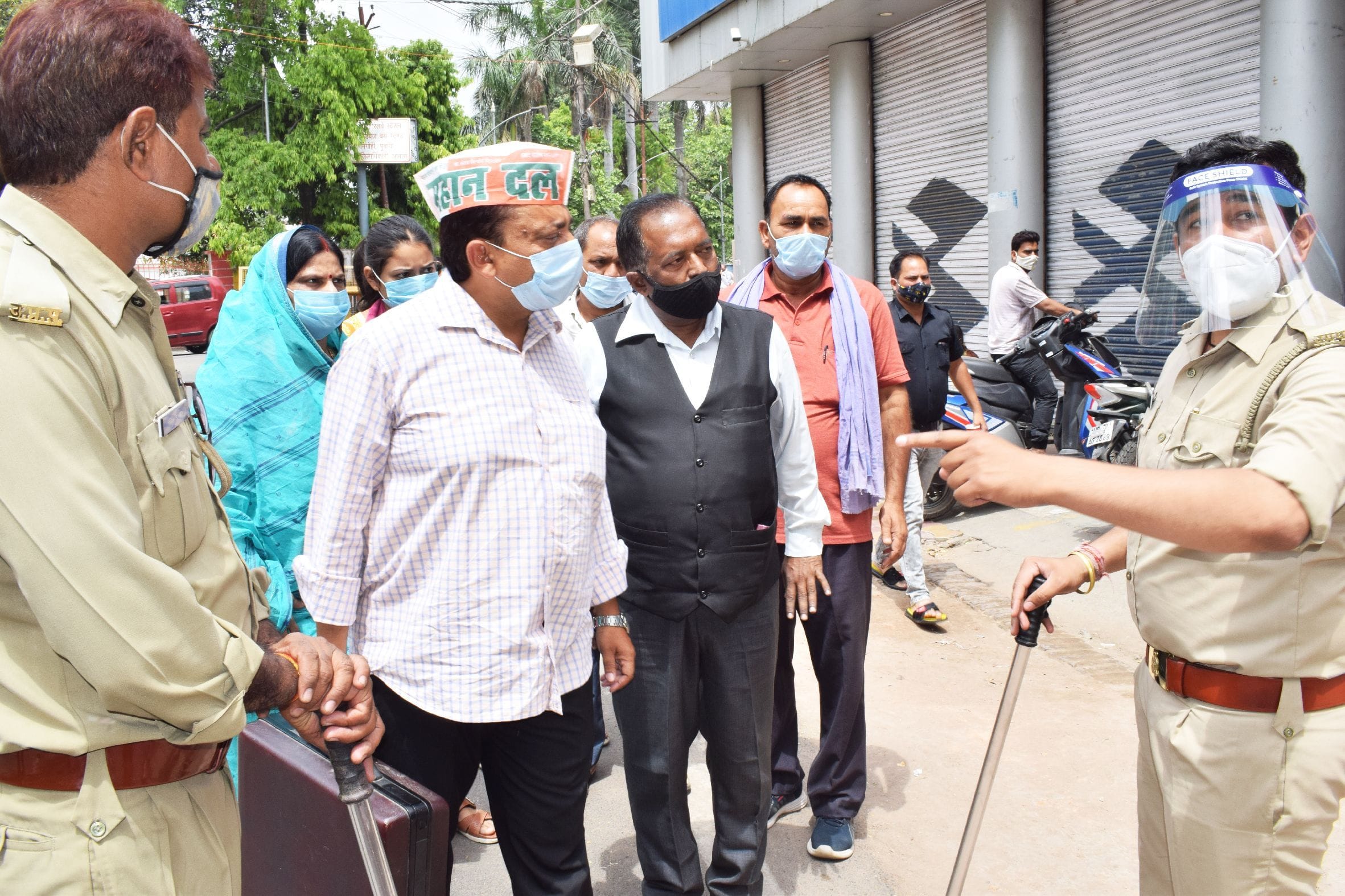 शाहजहांपुर में जिला पंचायत चुनाव सदस्य पद का नामांकन करने अधिक सख्या में जाते लोगों को रोकती पुल? शाहजहांपुर में जिला पंचायत चुनाव सदस्य पद का नामांकन करने अधिक सख्या में जाते लोगों को रोकती पुल?