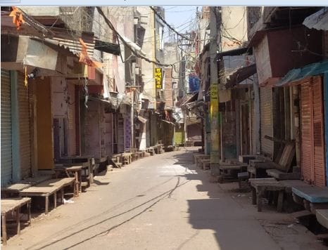 कोरोना कर्फ्यू के चलते बाजार में पसरा सन्नाटा।