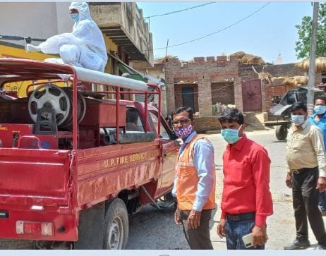पुरदिलनगर में सैनिटाइजेशन करते कर्मी।