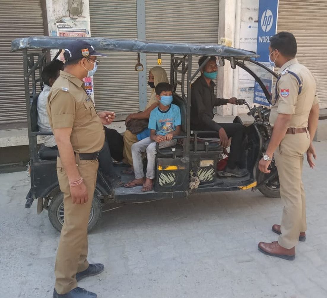 काशीपुर के पटेल नगर में ई-रिक्शा को रोकती पुलिस। काशीपुर के पटेल नगर में ई-रिक्शा को रोकती पुलिस।