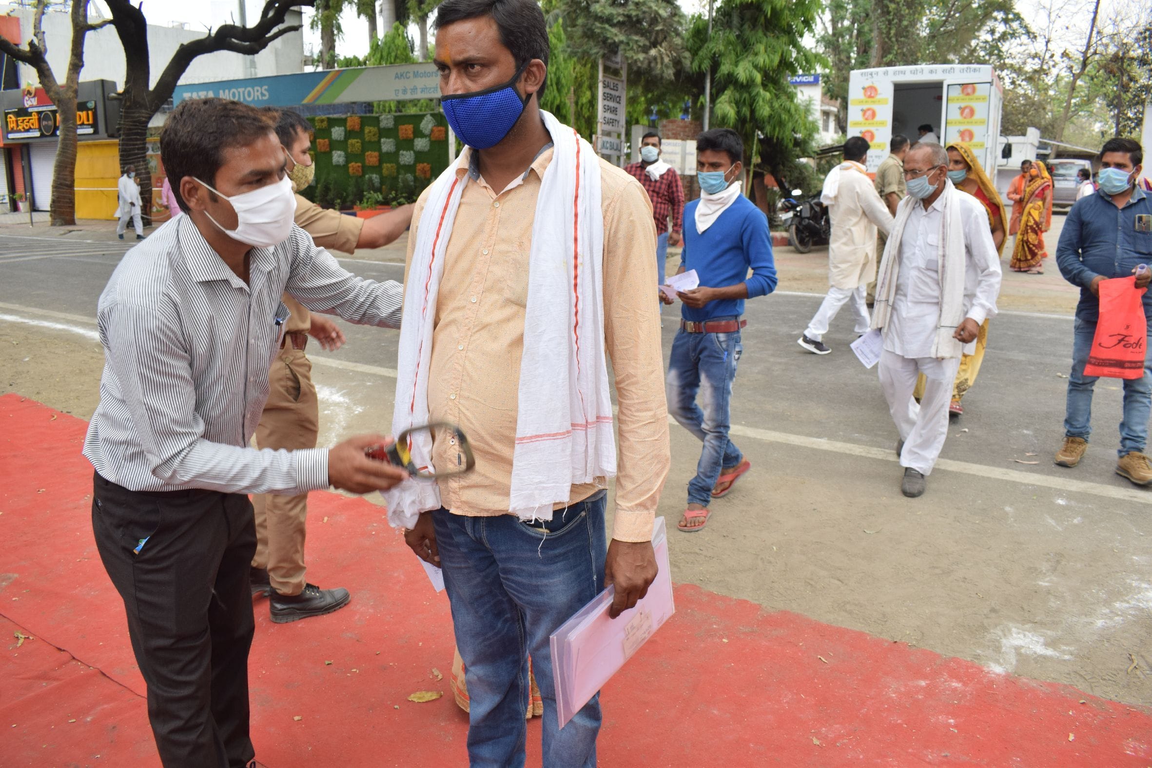 नामांकन करने जाते प्रत्याशी की तलाशी लेती एलआईयू पुलिस । संवाद नामांकन करने जाते प्रत्याशी की तलाशी लेती एलआईयू पुलिस । संवाद