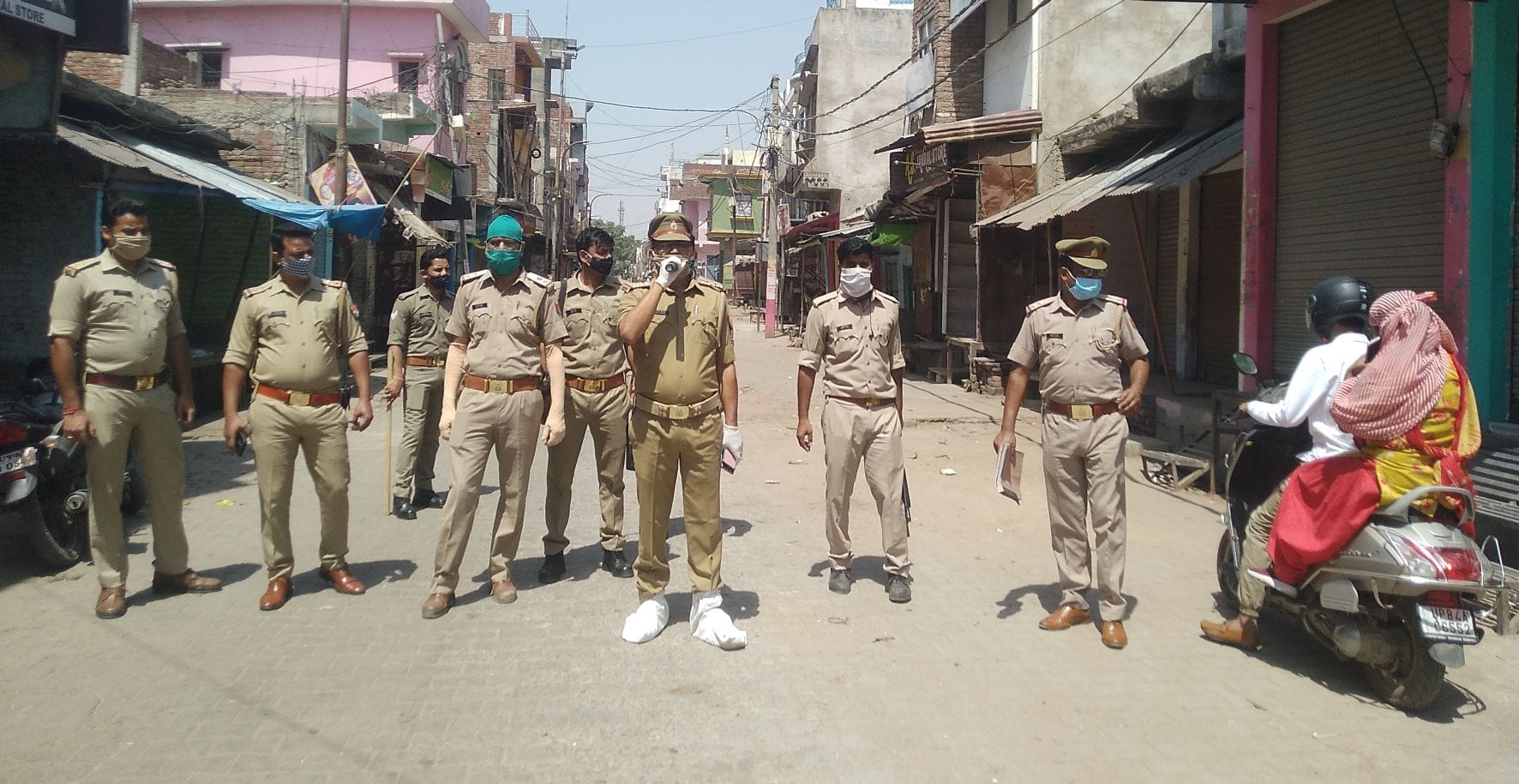 भोगांव में कोरोना कफ्र्यू के चलते लोगों को रोककर जानकारी लेती पुलिस
