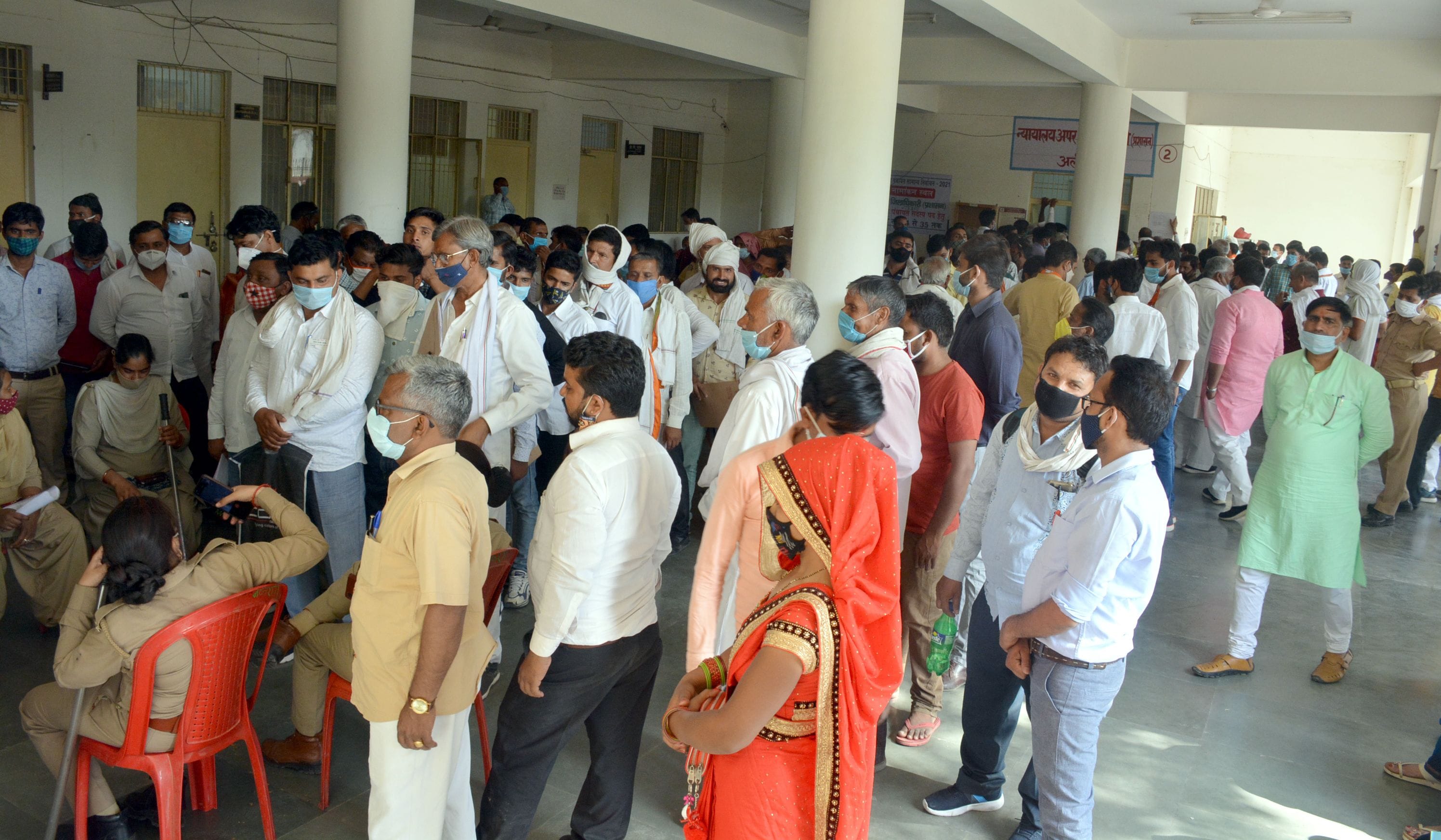 कलेक्ट्रेट में जिला पंचायत सदस्य पद के लिए नामाकंन करने के लिए उमड़ी भीड़ । सोशल डिस्टेंसिंग निय? कलेक्ट्रेट में जिला पंचायत सदस्य पद के लिए नामाकंन करने के लिए उमड़ी भीड़ । सोशल डिस्टेंसिंग निय?