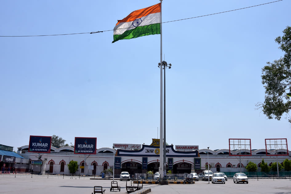कोरोना कर्फ्यू के चलते रेलवे स्टेंशन परिसर में पसरा सन्नाटा