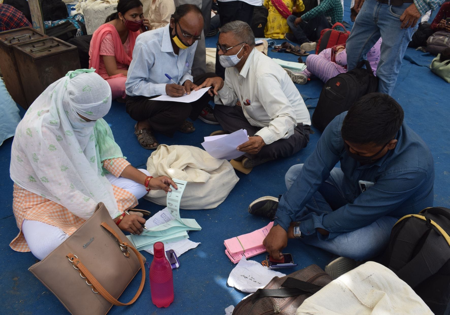डॉ. किरन सौजिया डिग्री कॉलेज में मतपत्रों पर मुहर लगातार मतदान कार्मिक डॉ. किरन सौजिया डिग्री कॉलेज में मतपत्रों पर मुहर लगातार मतदान कार्मिक