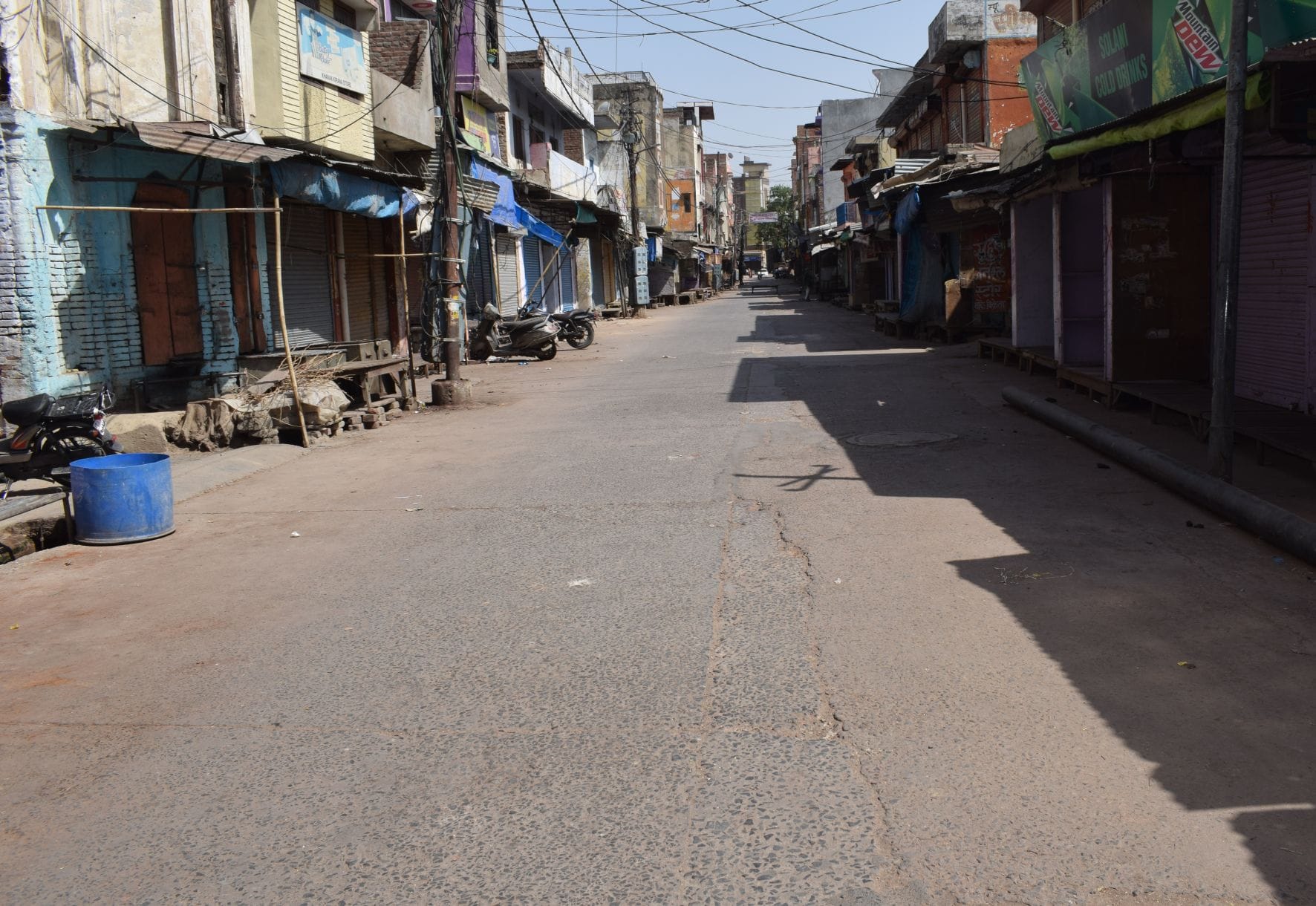 -कोरोना कफ्र्यू के चलते शहर के लेनगंज में पसरा सन्नाटा