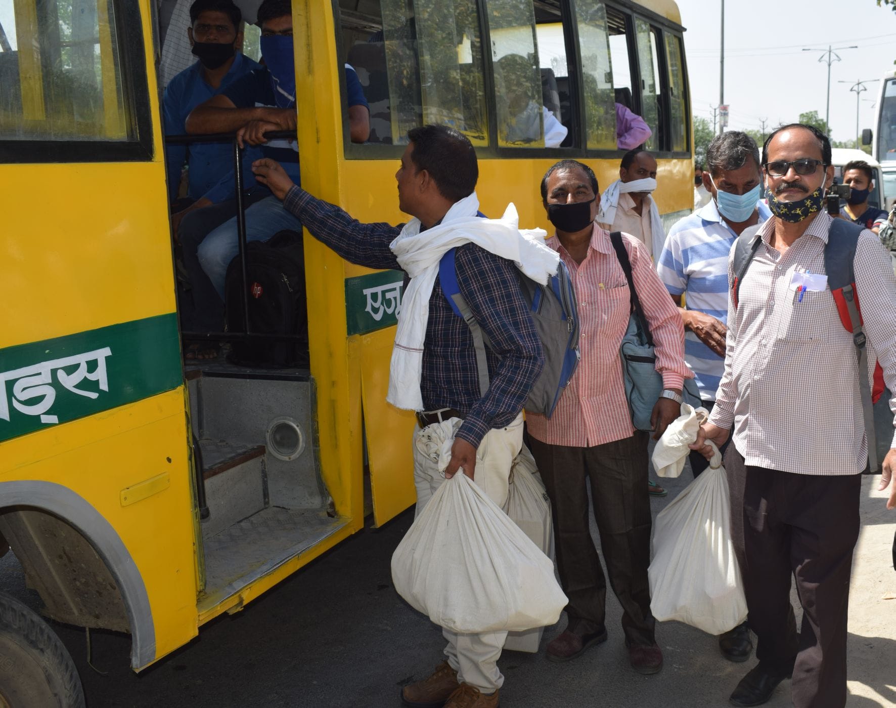 -मतदान केंद्र के लिए रवाना होते मतदान कार्मिक -मतदान केंद्र के लिए रवाना होते मतदान कार्मिक