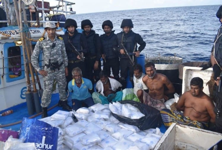 Smuggling: Ins Suvarna Nabbed Fishing Vessel In The Arabian Sea, carrying 3000 Crore Worth Drugs, Being Interrogated At Kochi - तस्करी: 3000 करोड़ के मादक पदार्थ ले जा रहे थे नौका में,