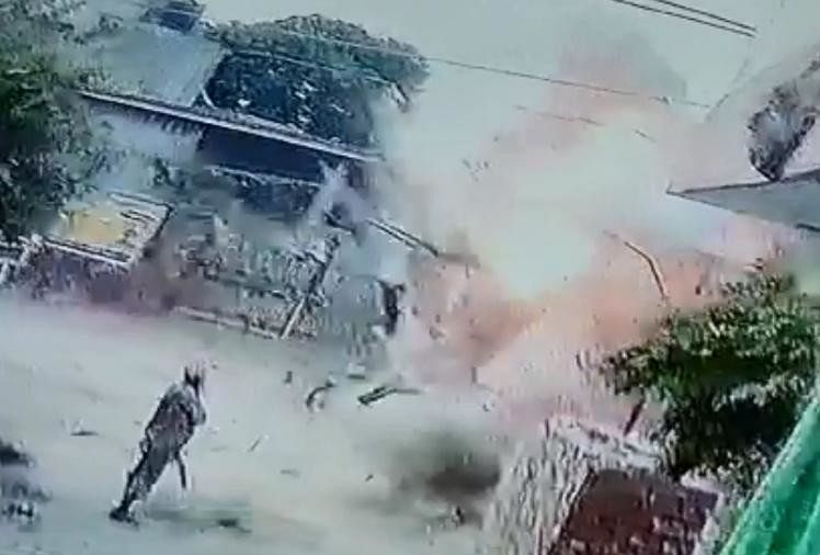 पंजाब : पटाखों से भरी रेहड़ी में धमाका, 25 फुट ऊपर उछले दो लोग, एक की मौत, कैमरे में कैद हुई घटना