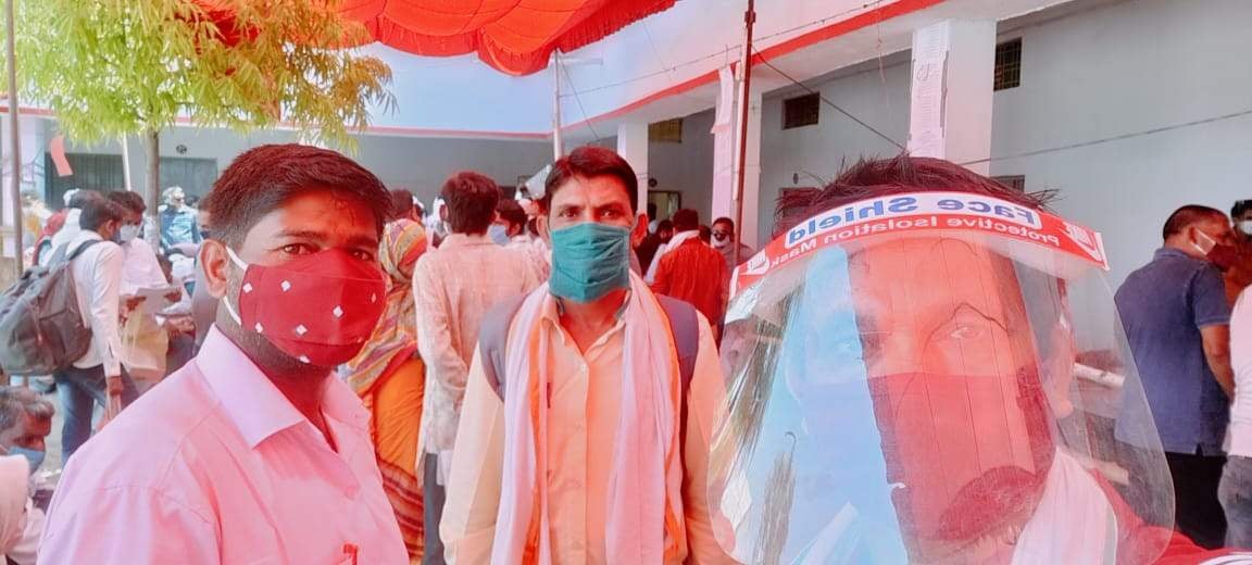 बिरधा ब्लाक में पोलिंग के लिए रवाना होने से पूर्व कोविड संक्रमण से बचाव के लिए फेस मास्क लगाए मतद? बिरधा ब्लाक में पोलिंग के लिए रवाना होने से पूर्व कोविड संक्रमण से बचाव के लिए फेस मास्क लगाए मतद?
