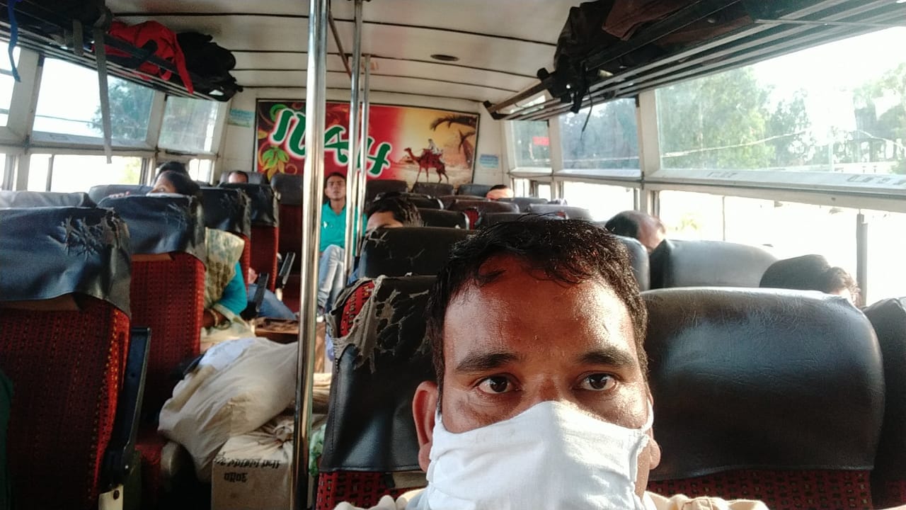 बिरधा से मतदेय स्थल के लिए बस से रवाना होते कार्मिक बिरधा से मतदेय स्थल के लिए बस से रवाना होते कार्मिक