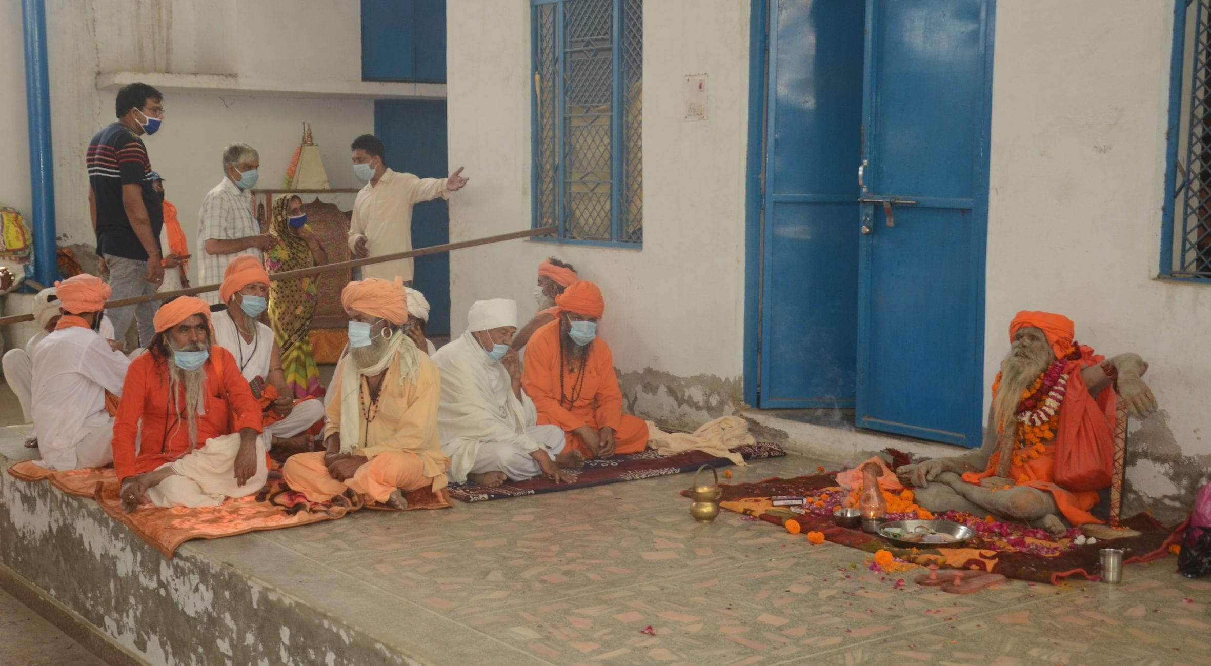 पार्थिव देह के पास बैठे साधु-संत। पार्थिव देह के पास बैठे साधु-संत।