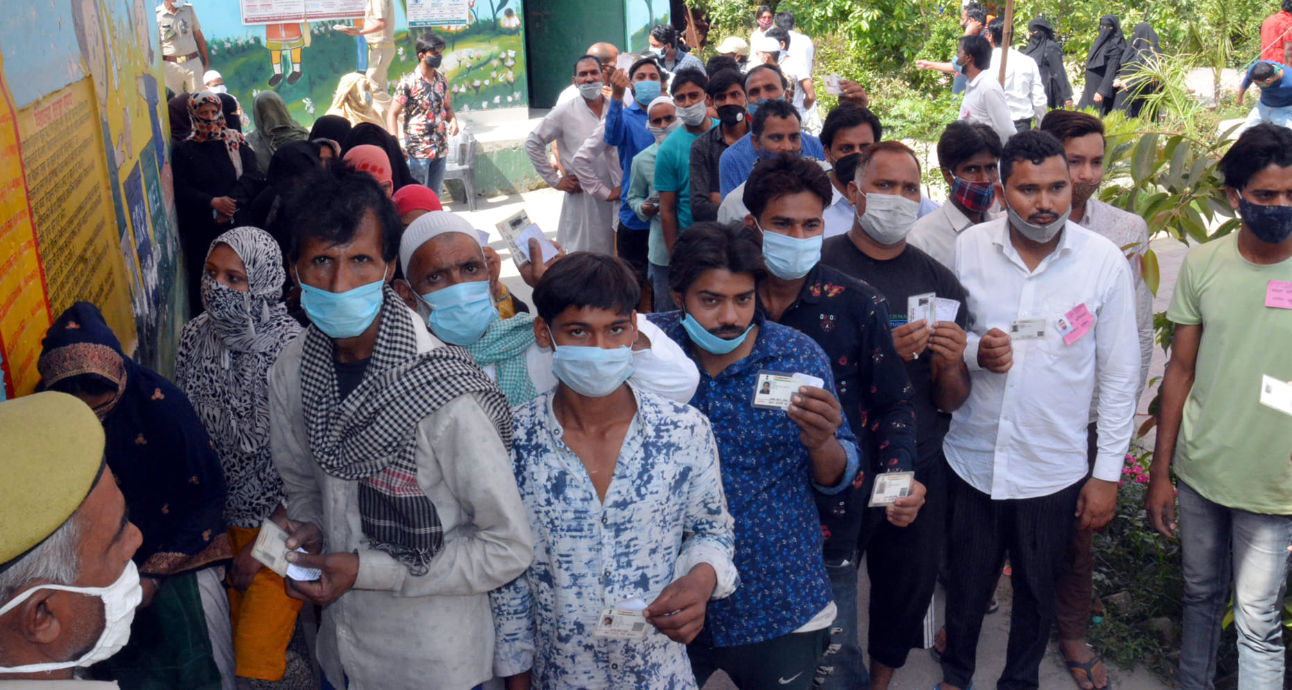 ग्राम प्रचायत सूजडू के मतदान केद्र पर सामाजिक दूरी से बेपरवाही का दिखा नजारा।