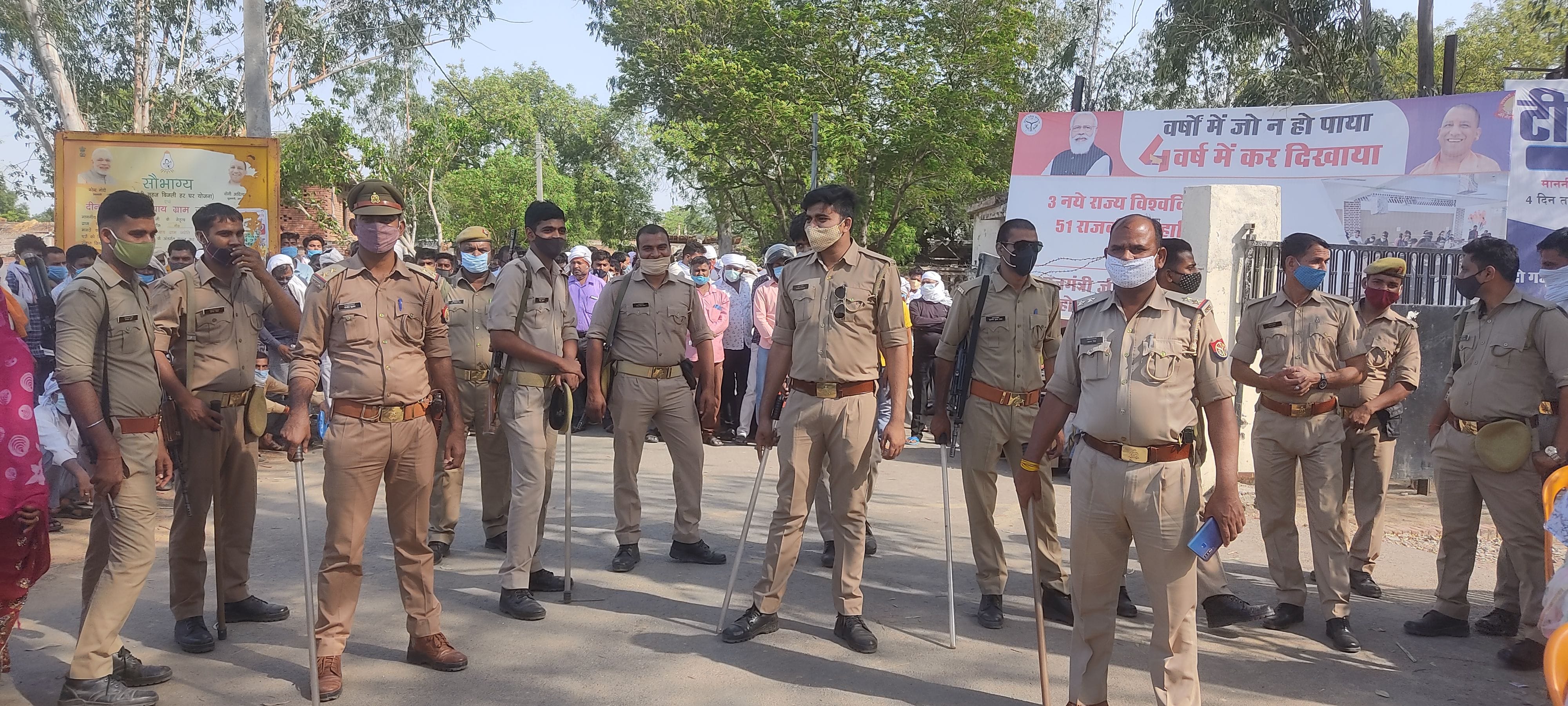मैथा ब्लॉक परिसर में मौजूद पुलिस बल।