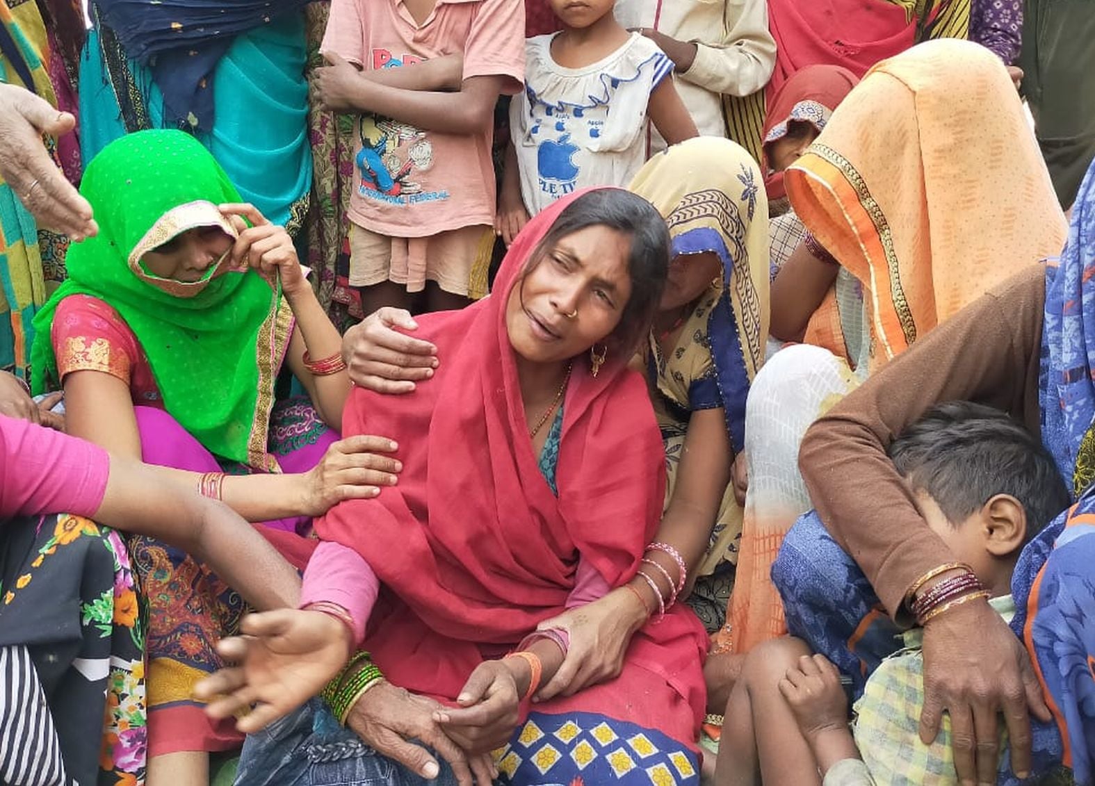 रिका के रोते बिलखते परिजन। संवाद रिका के रोते बिलखते परिजन। संवाद