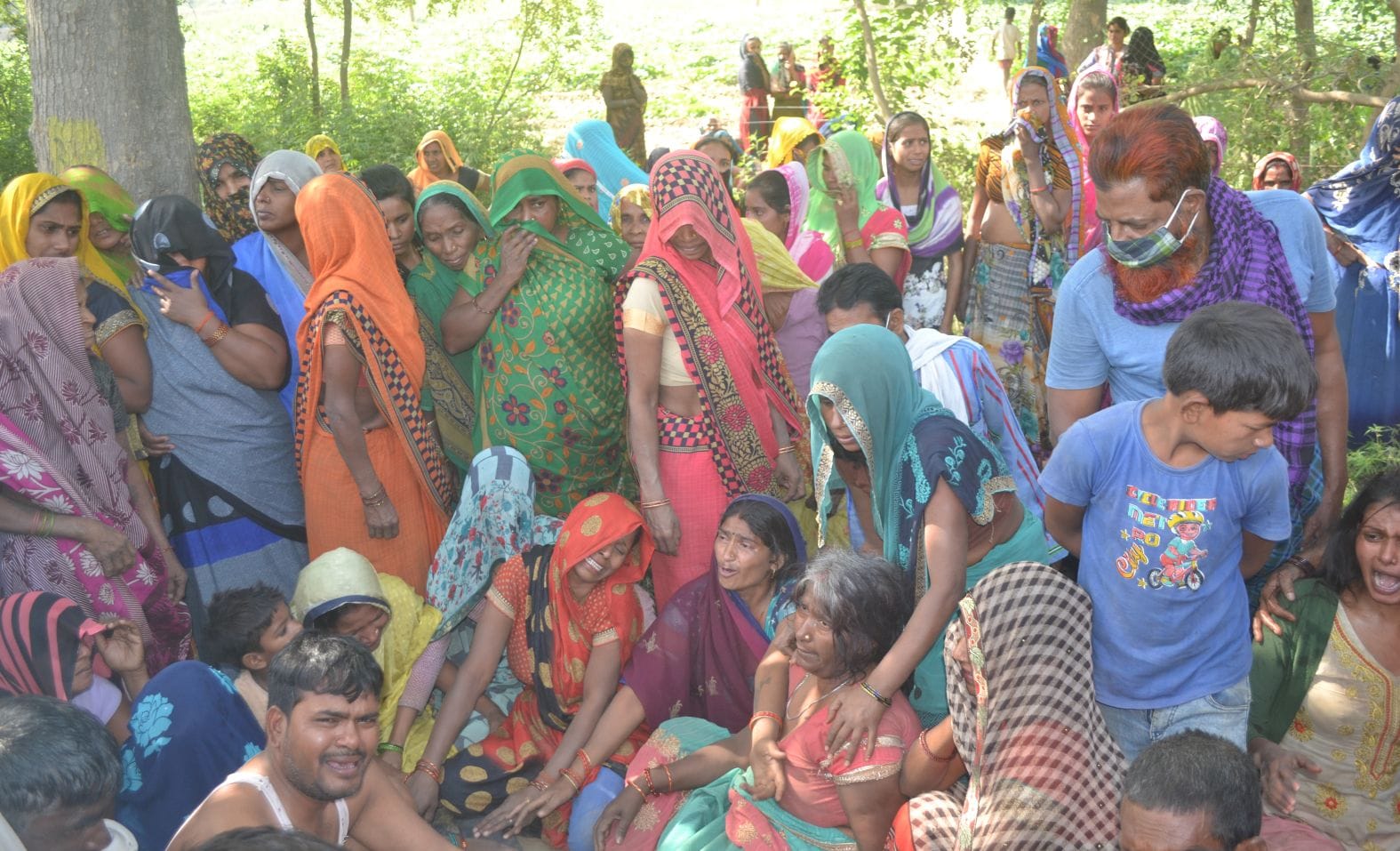 घटना स्थल पर रोते बिलखते भइयालाला के परिजन। संवाद घटना स्थल पर रोते बिलखते भइयालाला के परिजन। संवाद