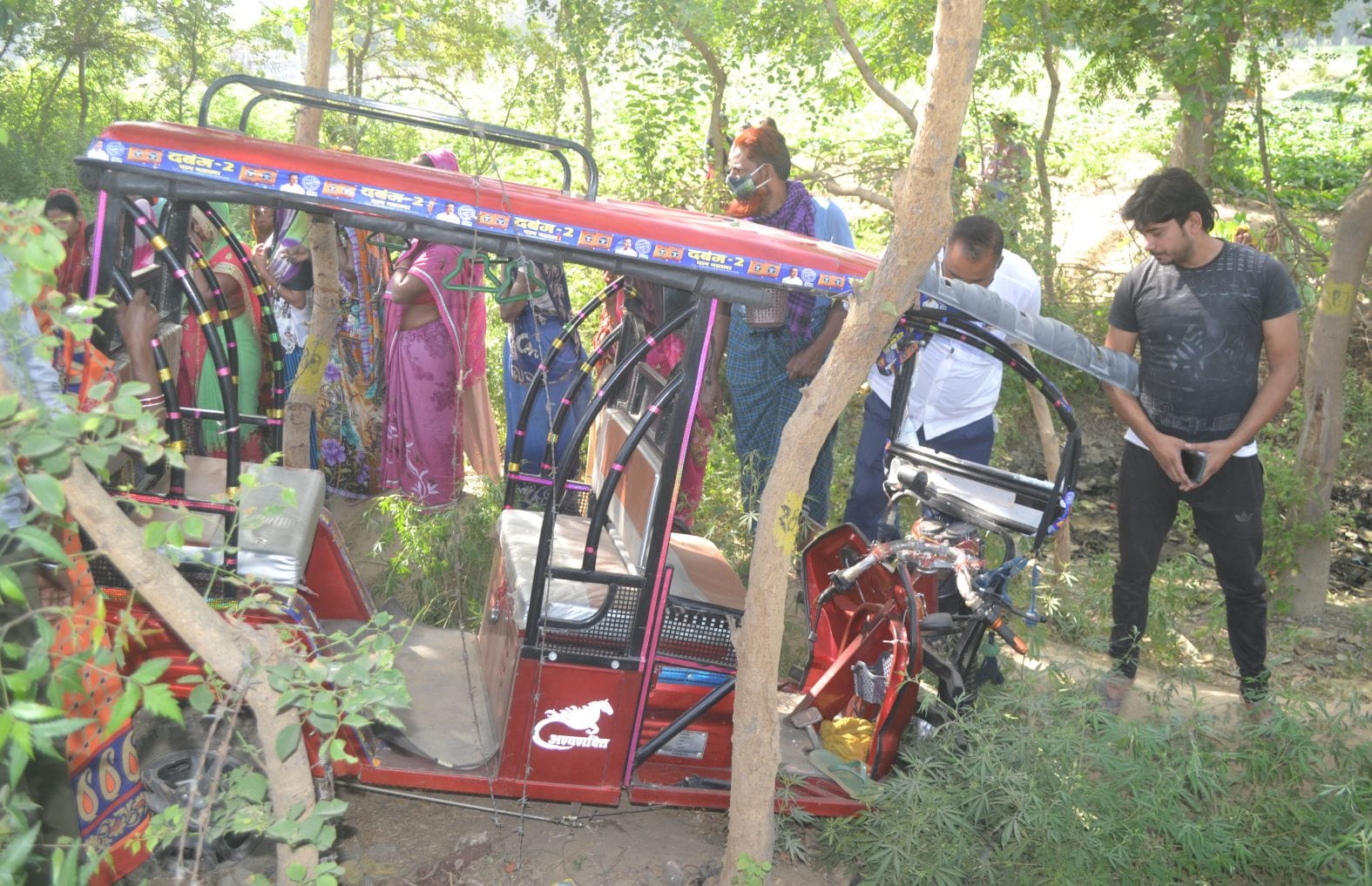 घटना स्थल पर पड़ा ई रिक्शा। संवाद घटना स्थल पर पड़ा ई रिक्शा। संवाद