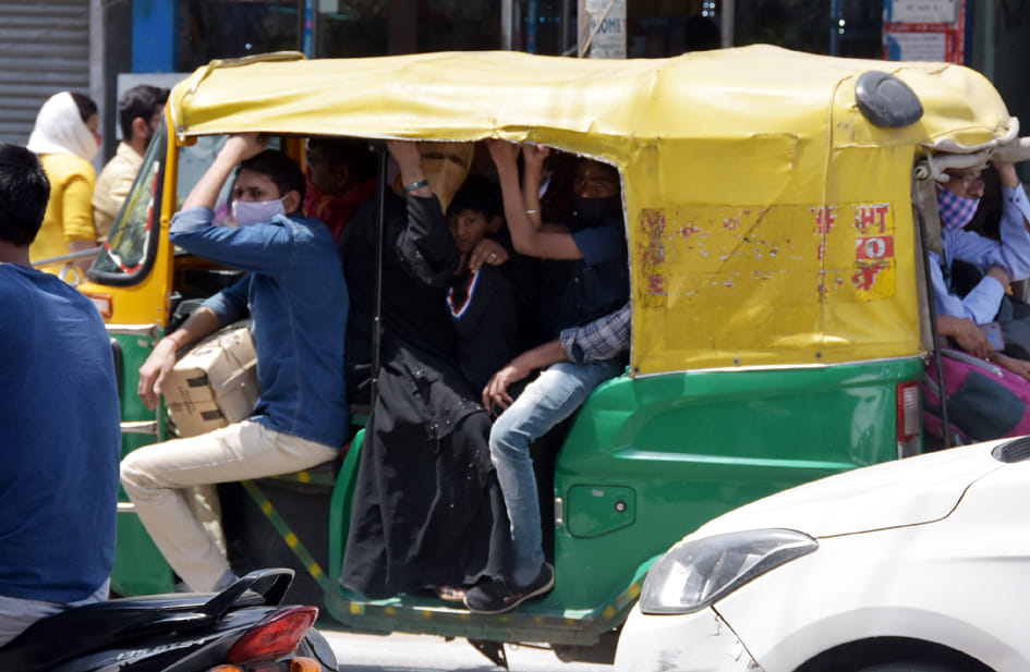 कलेक्ट्रेट तिराहे से जाते सोशल डिस्टेंश छोड़ कर ओटो एक साथ बैठकर सफर करते यात्री कलेक्ट्रेट तिराहे से जाते सोशल डिस्टेंश छोड़ कर ओटो एक साथ बैठकर सफर करते यात्री