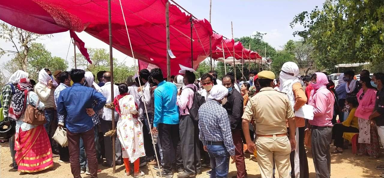 जखौरा में मतदान सामग्री लेने के लिए उमड़े मतदान कर्मी। सोशल डिस्टेंसिंग हुई तार- तार। जखौरा में मतदान सामग्री लेने के लिए उमड़े मतदान कर्मी। सोशल डिस्टेंसिंग हुई तार- तार।