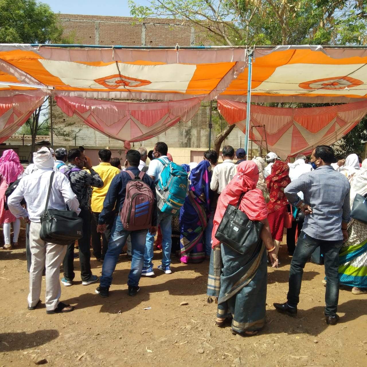 मड़ावरा में मतदान सामग्री लेने के लिए पहुंचे मतदान कर्मी। मड़ावरा में मतदान सामग्री लेने के लिए पहुंचे मतदान कर्मी।