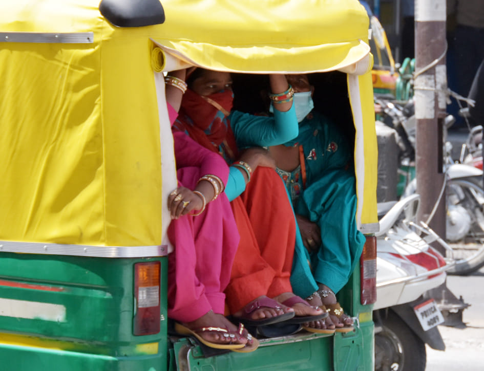 सोशल डिस्टेंश छोड़ कर ओटो एक साथ बैठकर सफर करते यात्री सोशल डिस्टेंश छोड़ कर ओटो एक साथ बैठकर सफर करते यात्री