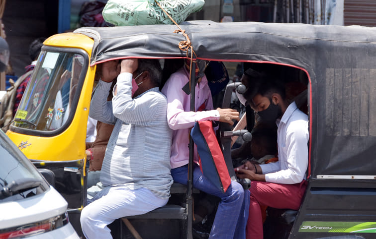 कोर्ट रोड़ पर सोशल डिस्टेंश छोड़ कर ओटो एक साथ बैठकर सफर करते यात्री कोर्ट रोड़ पर सोशल डिस्टेंश छोड़ कर ओटो एक साथ बैठकर सफर करते यात्री