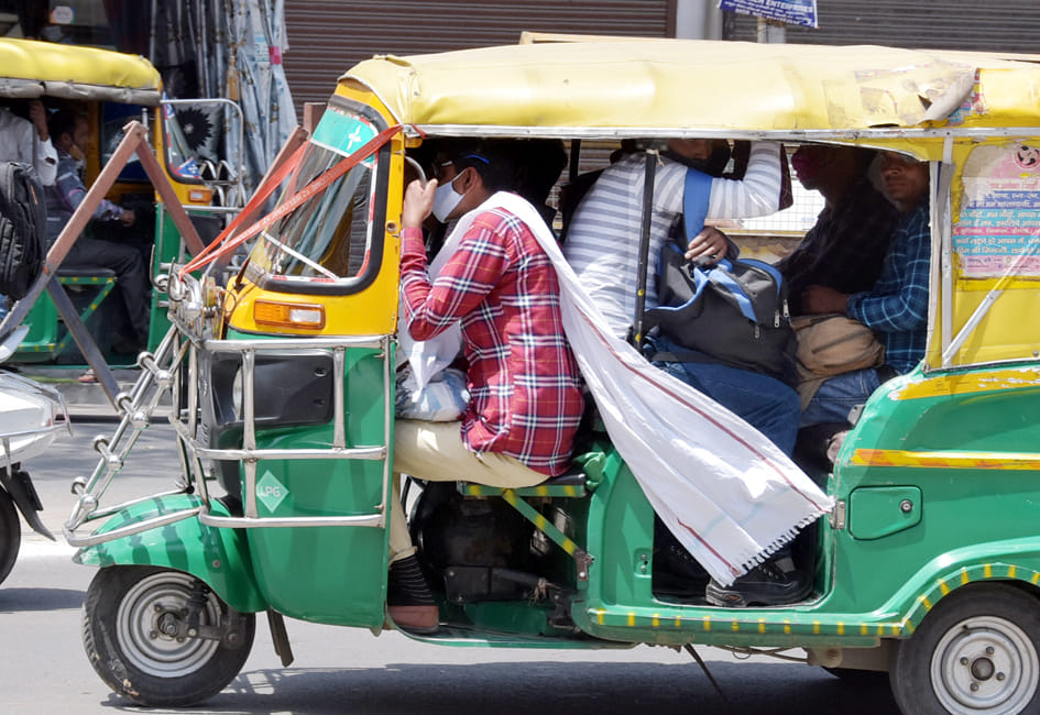 सोशल डिस्टेंश छोड़ कर ओटो एक साथ बैठकर सफर करते यात्री सोशल डिस्टेंश छोड़ कर ओटो एक साथ बैठकर सफर करते यात्री