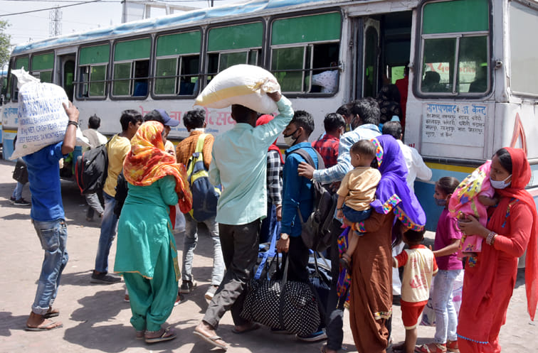 सोशल डिस्टेंश की धज्जिया उड़ाती से भीड़ और कोरोना को दावत देती अंबाला रोड़ बस अड़डे पर बस मे जाने ? सोशल डिस्टेंश की धज्जिया उड़ाती से भीड़ और कोरोना को दावत देती अंबाला रोड़ बस अड़डे पर बस मे जाने ?