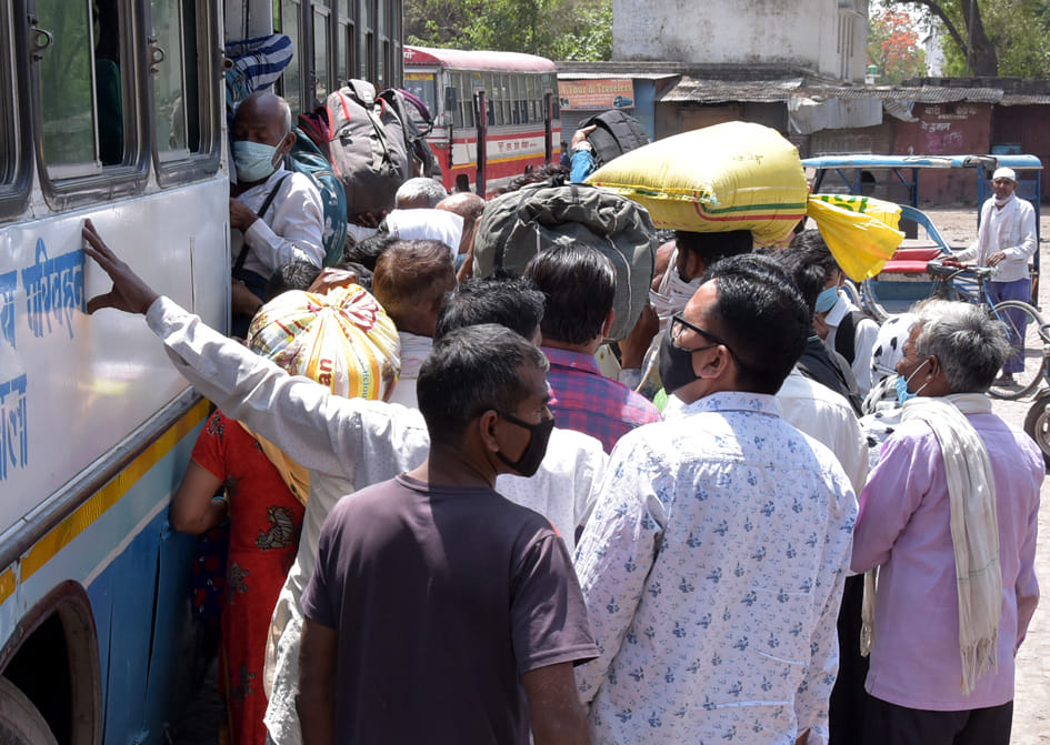 सोशल डिस्टेंश की धज्जिया उड़ाती से भीड़ और कोरोना को दावत देती अंबाला रोड़ बस अड़डे पर बस मे जाने ? सोशल डिस्टेंश की धज्जिया उड़ाती से भीड़ और कोरोना को दावत देती अंबाला रोड़ बस अड़डे पर बस मे जाने ?