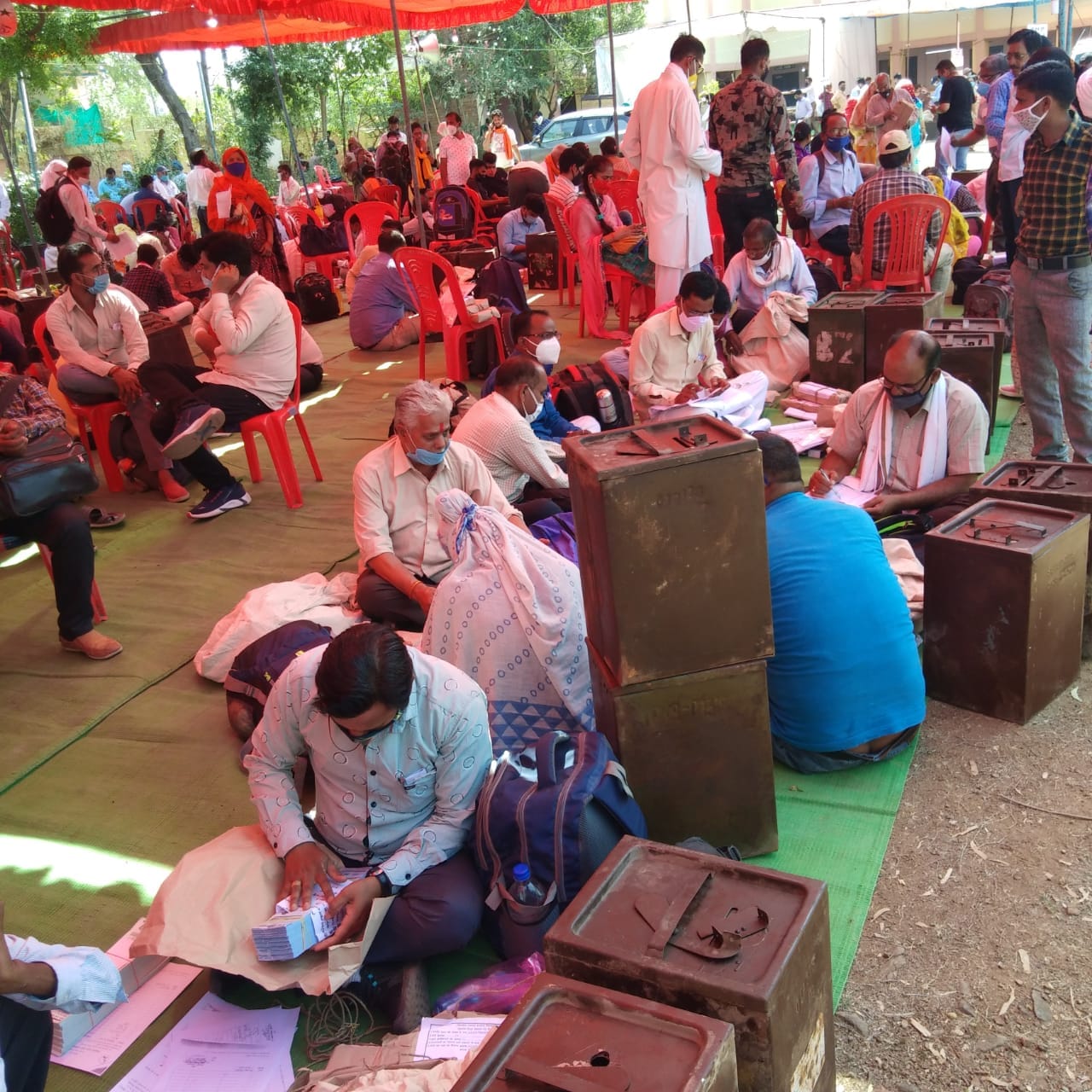मतदान सामग्री का मिलान करते कार्मिक मतदान सामग्री का मिलान करते कार्मिक