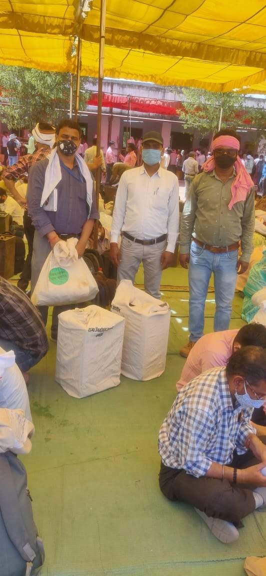 तालबेहट में अधूरी सामग्री के साथ मतदान स्थल को जाने के लिए तैयार खड़ी पोलिंग पार्टी। तालबेहट में अधूरी सामग्री के साथ मतदान स्थल को जाने के लिए तैयार खड़ी पोलिंग पार्टी।