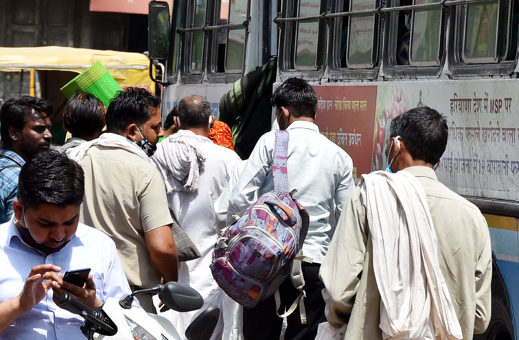 अंबाला रोड़ बस पर पंजाब व हरियाणा के लिये बस पकड़ते यात्री अंबाला रोड़ बस पर पंजाब व हरियाणा के लिये बस पकड़ते यात्री
