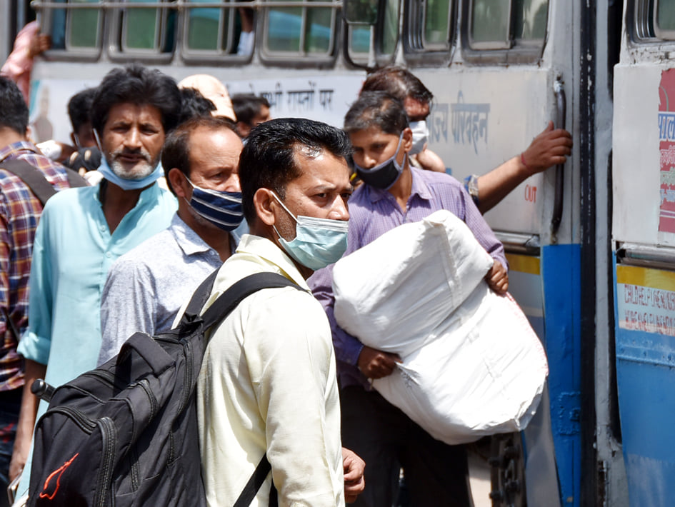 अंबाला रोड पर बस पकड़ते यात्री अंबाला रोड पर बस पकड़ते यात्री