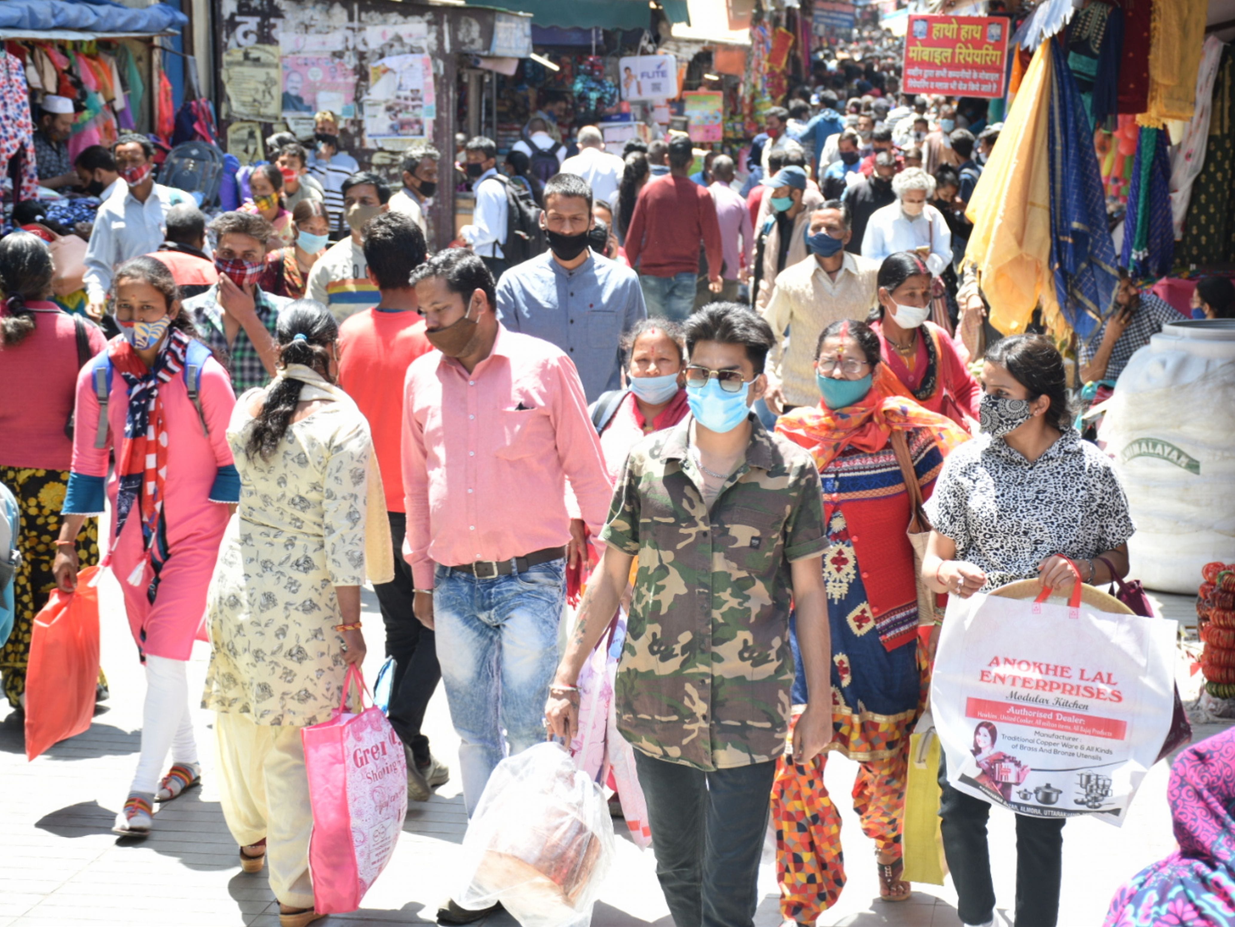 अल्मोड़ा बाजार में सोमवार को उमड़ी लोगों की भीड़। अल्मोड़ा बाजार में सोमवार को उमड़ी लोगों की भीड़।
