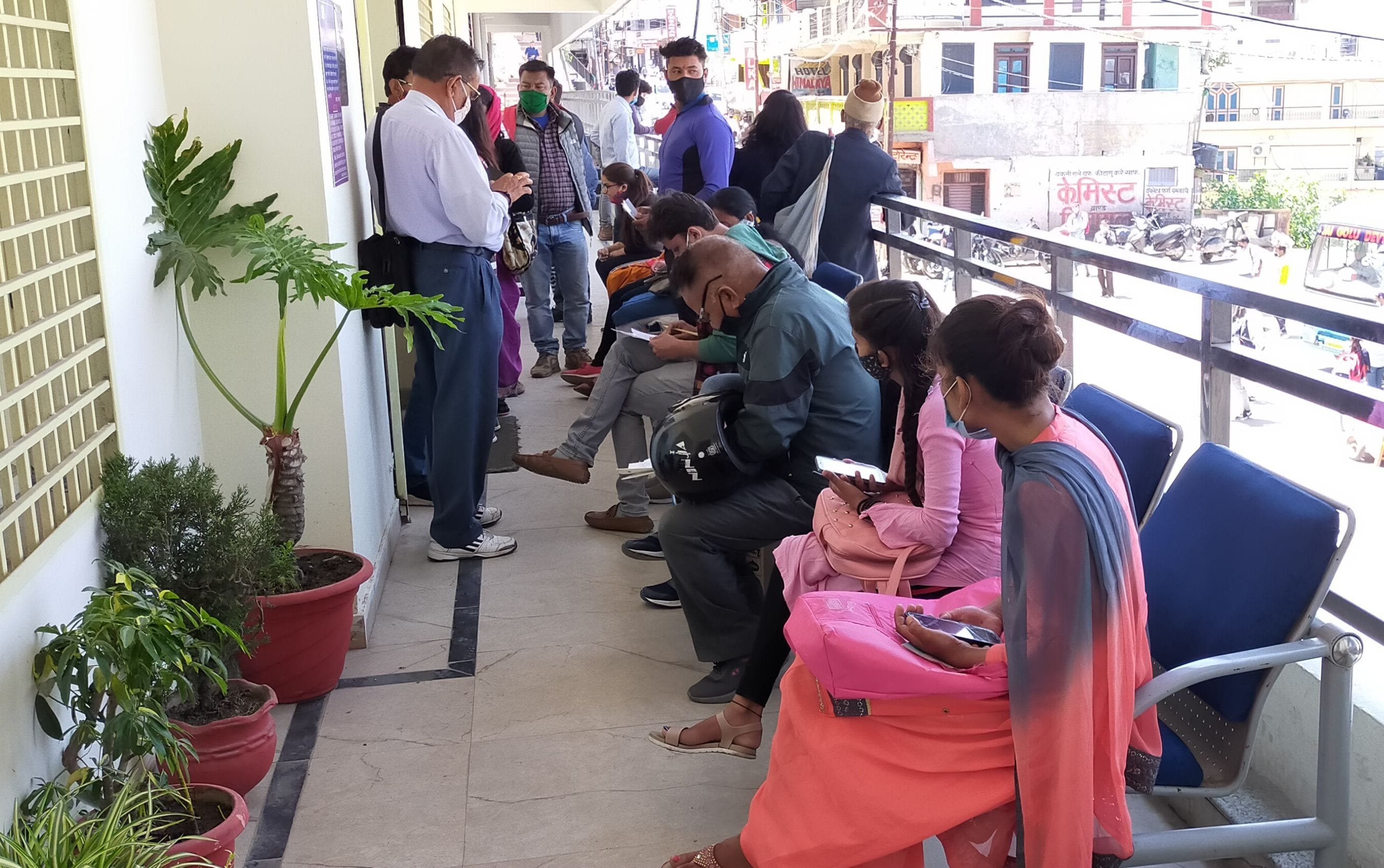 अल्मोड़ा के बैंक में पहुंचे ग्राहक। अल्मोड़ा के बैंक में पहुंचे ग्राहक।