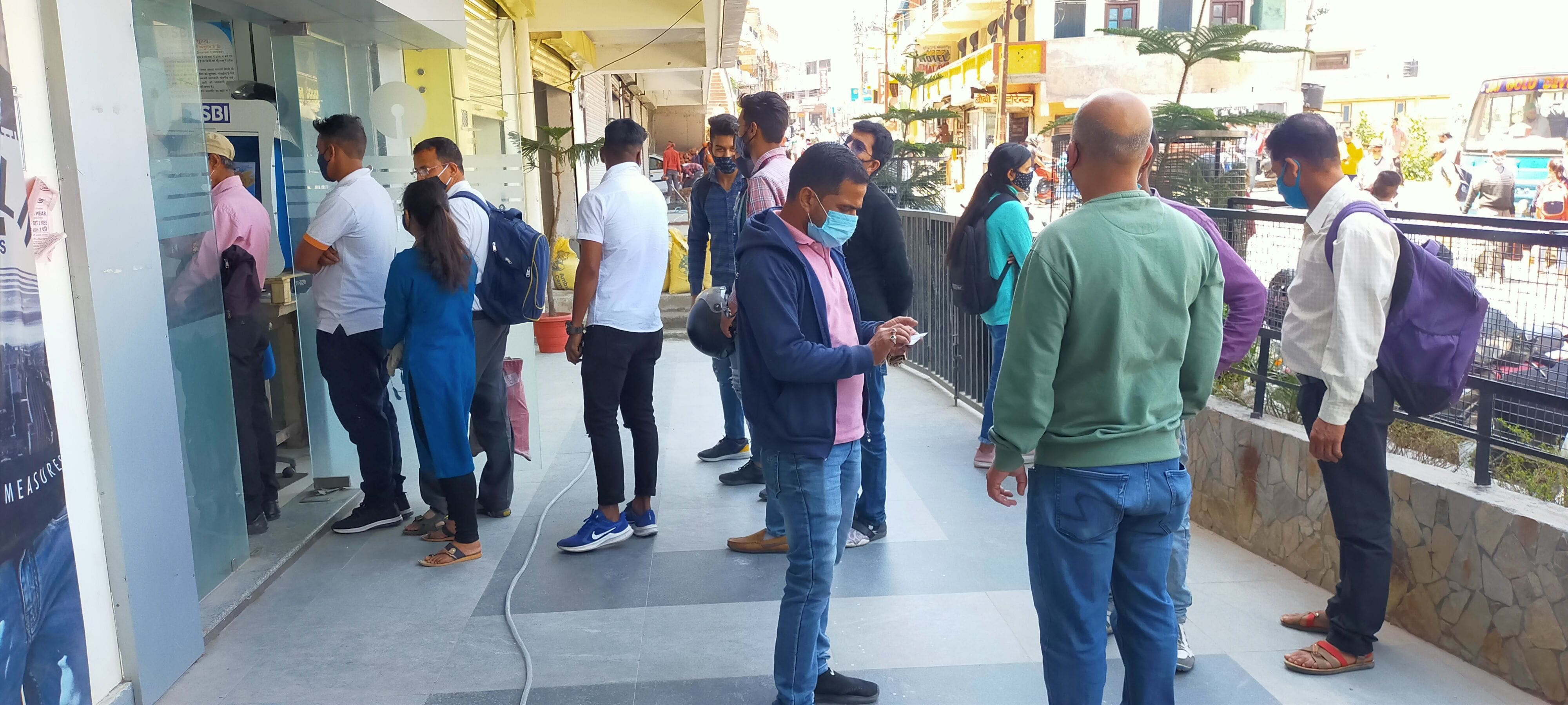 अल्मोड़ा के एटीएम में नकदी निकासी के लिए लगी लाइन। अल्मोड़ा के एटीएम में नकदी निकासी के लिए लगी लाइन।