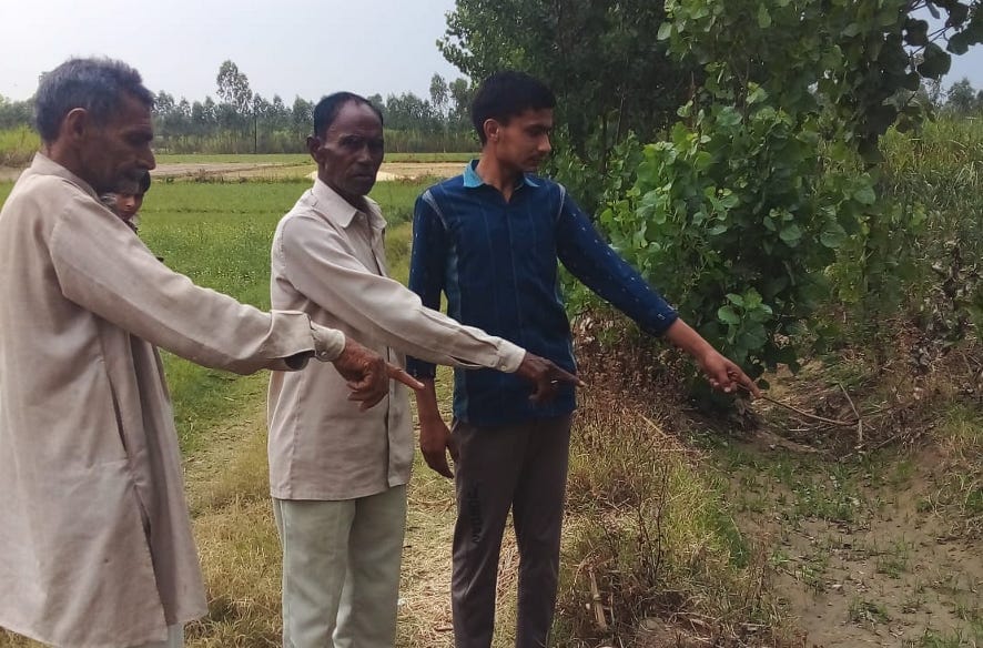 नजीबाबाद के गांव रतनपुर में वनकर्मी को गुलदार के पैर दिखाते ग्रामीण। नजीबाबाद के गांव रतनपुर में वनकर्मी को गुलदार के पैर दिखाते ग्रामीण।