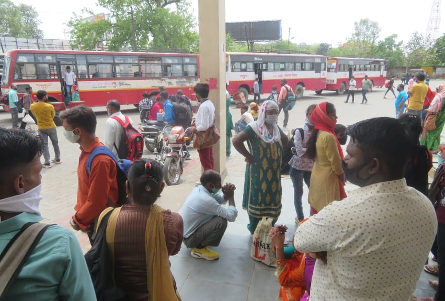 नजीबाबाद डिपो में हरिद्वार के लिए बस का इंतजार करते यात्री।