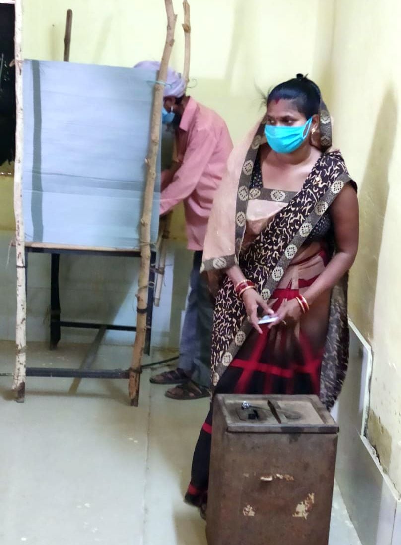 चित्रकूट के रामनगर ब्लाक क्षेत्र में प्राथमिक विद्यालय रामनगर के बूथ में मतदान के बाद मतपत्र बै? चित्रकूट के रामनगर ब्लाक क्षेत्र में प्राथमिक विद्यालय रामनगर के बूथ में मतदान के बाद मतपत्र बै?