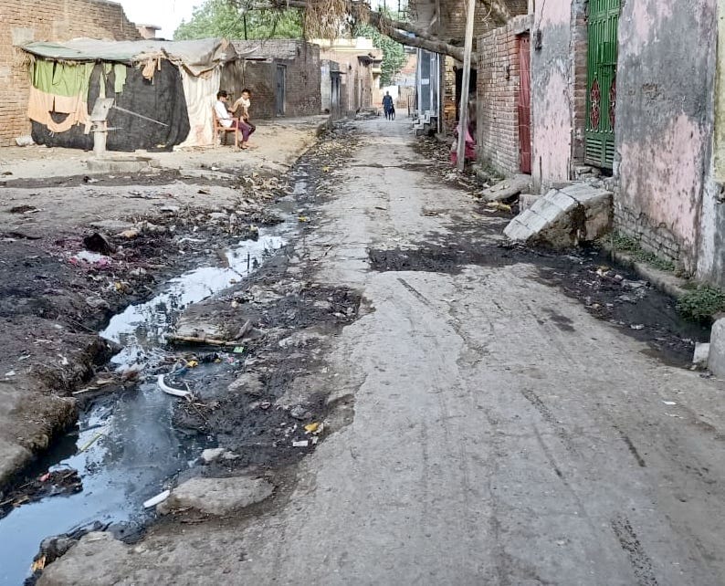 गांव गंगेरू के एक मोहल्ले में सड़क पर फैली गंदगी