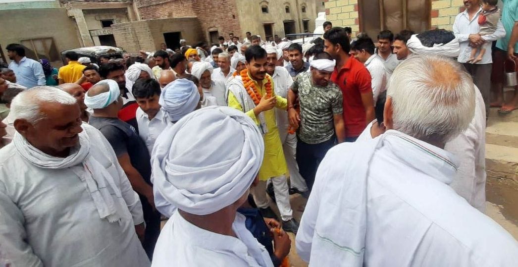 गांव संडील में अभिमन्यु कोहाड़ और गुरनाम सिंह चढूनी का स्वागत करते ग्रामीण। संवाद गांव संडील में अभिमन्यु कोहाड़ और गुरनाम सिंह चढूनी का स्वागत करते ग्रामीण। संवाद