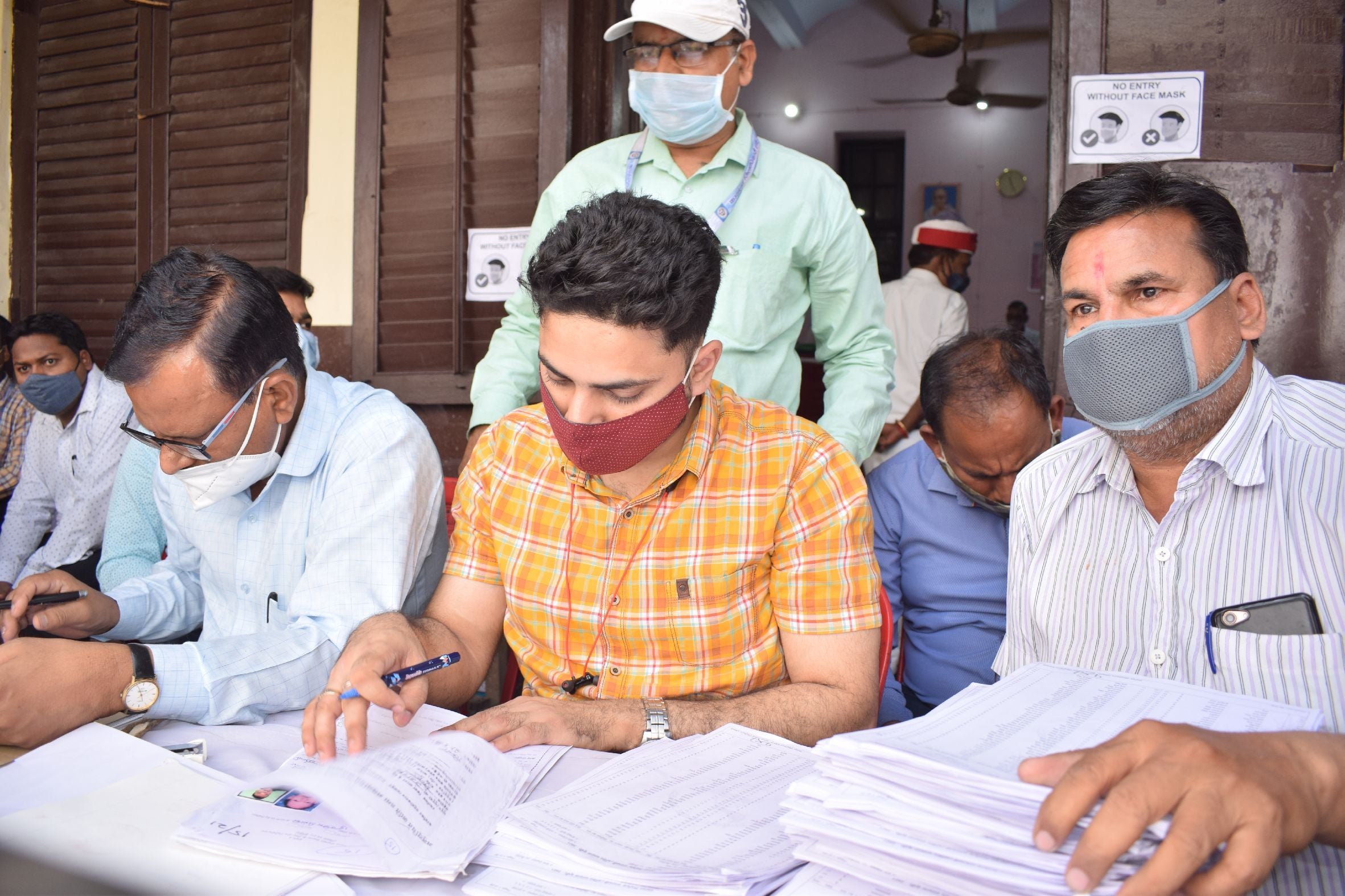 शाहजहांपुर में कलक्ट्रेट के चकबंदी अधिकारी न्यायालय कक्ष जिलापंचायत सदस्य पद नामांकन पत्रों क?
