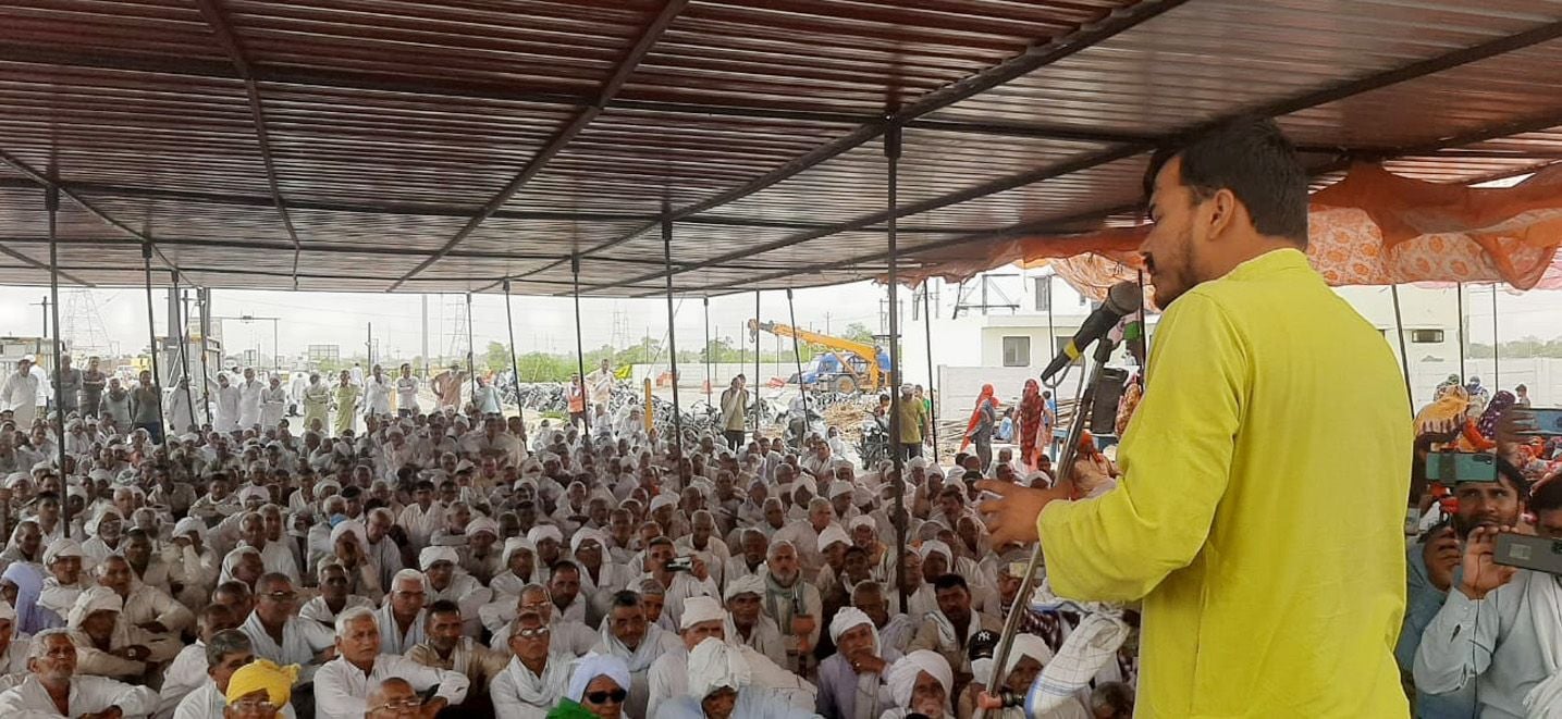 खटकड़ टोल पर किसान महापंचायत को संबोधित करते अभिमन्यु कुहाड़। संवाद खटकड़ टोल पर किसान महापंचायत को संबोधित करते अभिमन्यु कुहाड़। संवाद