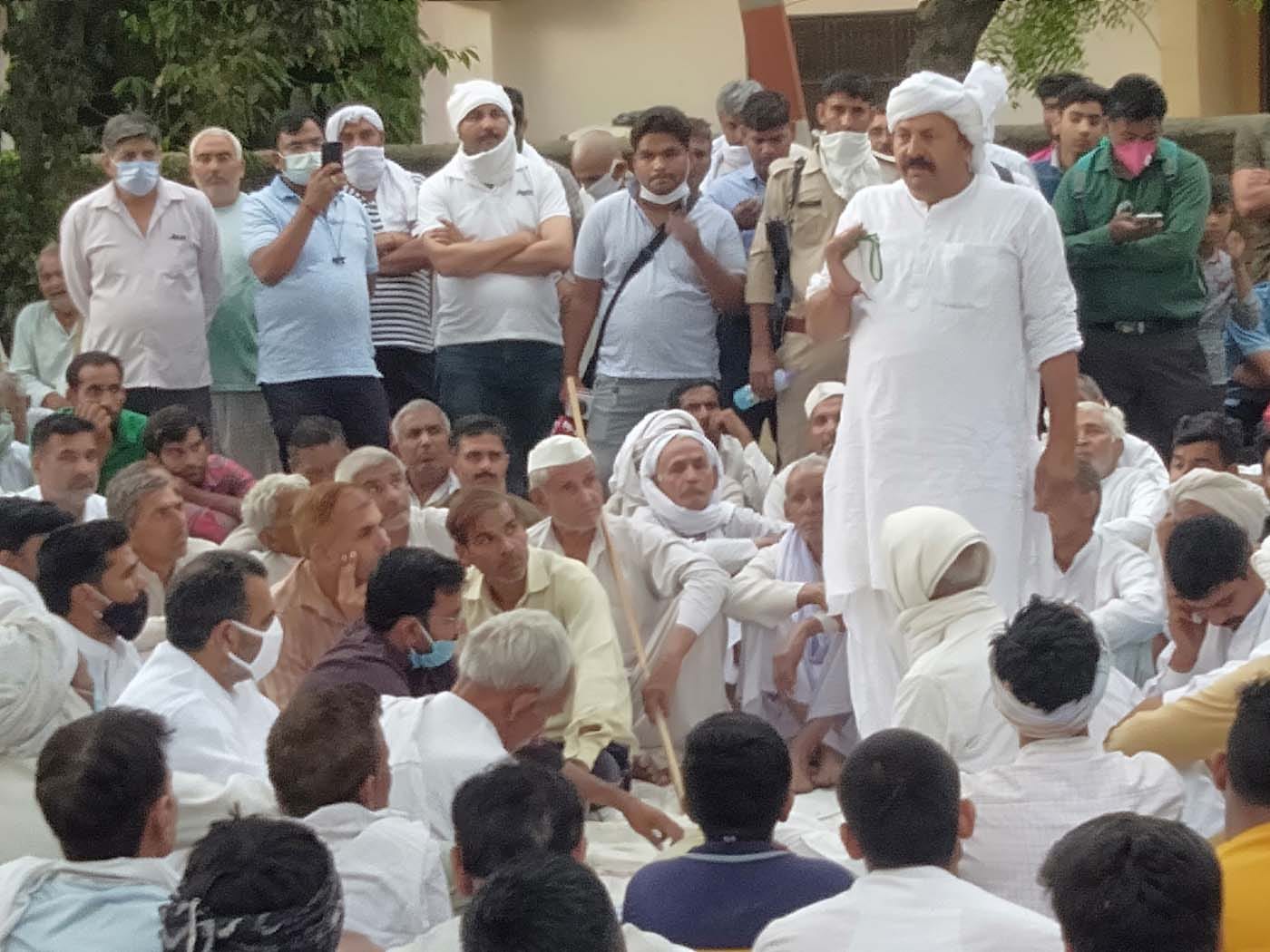 मुजफ्फरनगर में मंगलवार को शाहपुर के गांव कुटबी में पंचायत को संबोधित करते भाकियू सुप्रीमो चौधरी मुजफ्फरनगर में मंगलवार को शाहपुर के गांव कुटबी में पंचायत को संबोधित करते भाकियू सुप्रीमो चौधरी