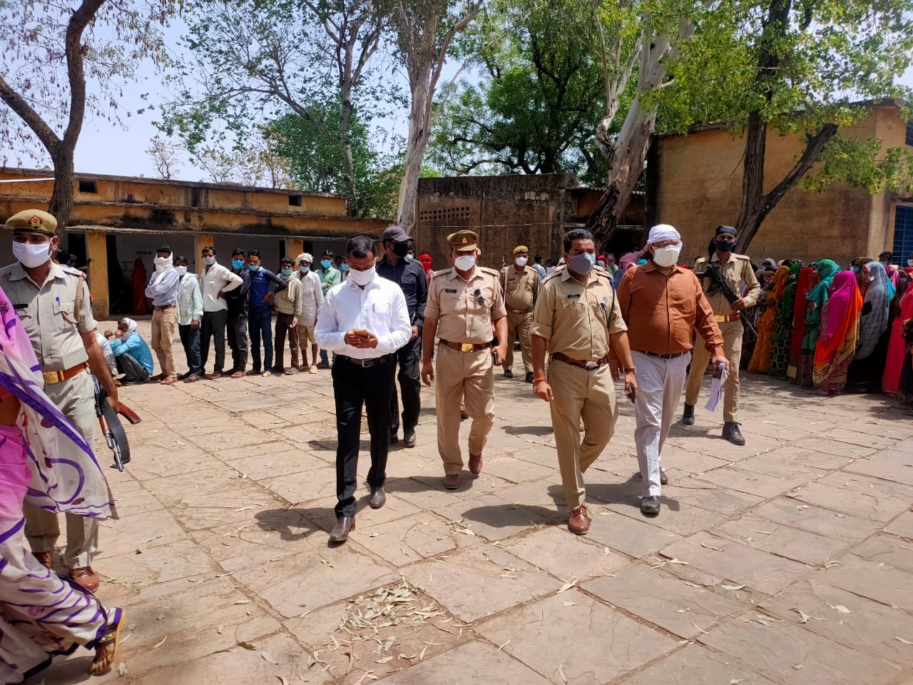पोलिंग बूथ पर वोटिंग का जायजा लेते पुलिस अधीक्षक प्रमोद कुमार।