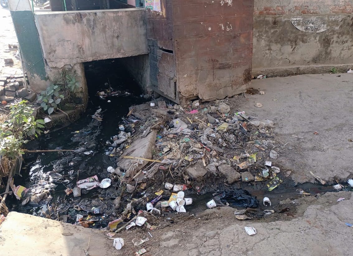कांधला के गंगेरू मेन बस स्टैंड के समीप स्थित मोहल्ले में फैली गंदगी